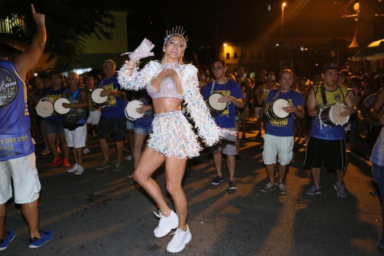 Lívia Andrade cai no samba em ensaio de Carnaval