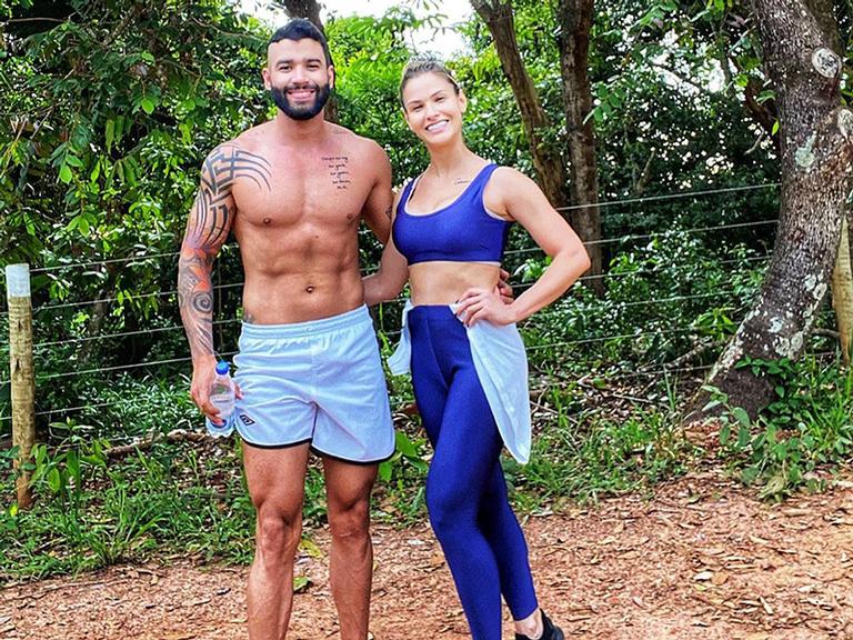 Gusttavo Lima e Andressa Suita exibem corpos sarados em exercício