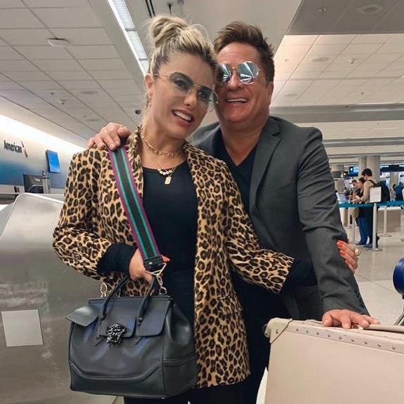 Leonardo surge abraçado com a esposa durante as férias