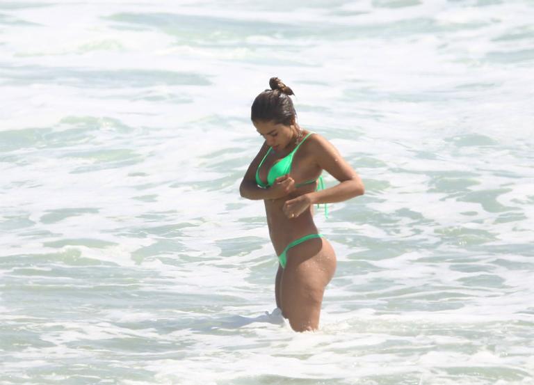 Anitta arruma biquíni na praia