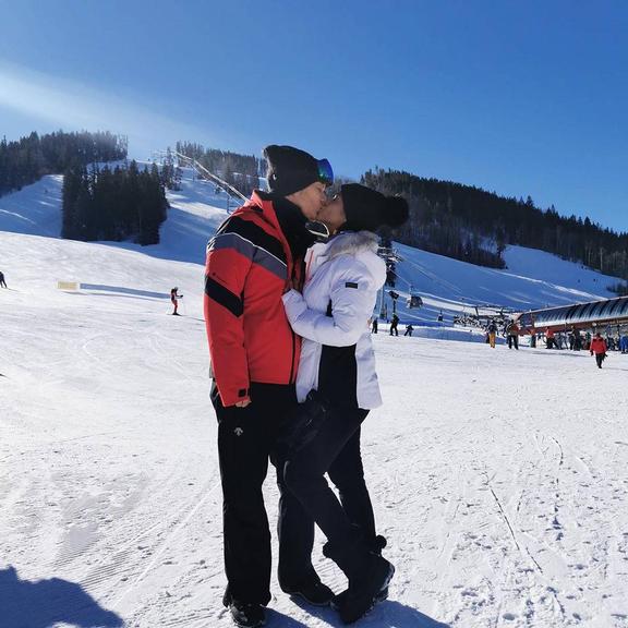 Thais Fersoza e Michel Teló surgem dando um beijão durante viagem