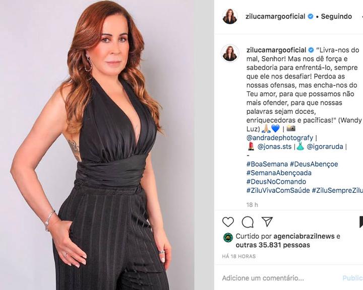 Zilu Camargo usa vestido decotado e deixa tatuagem à mostra