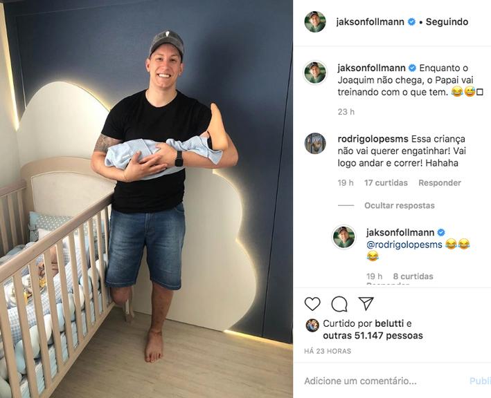 Jakson Follmann surge com 'bebê' inusitado no colo e arranca risadas dos fãs