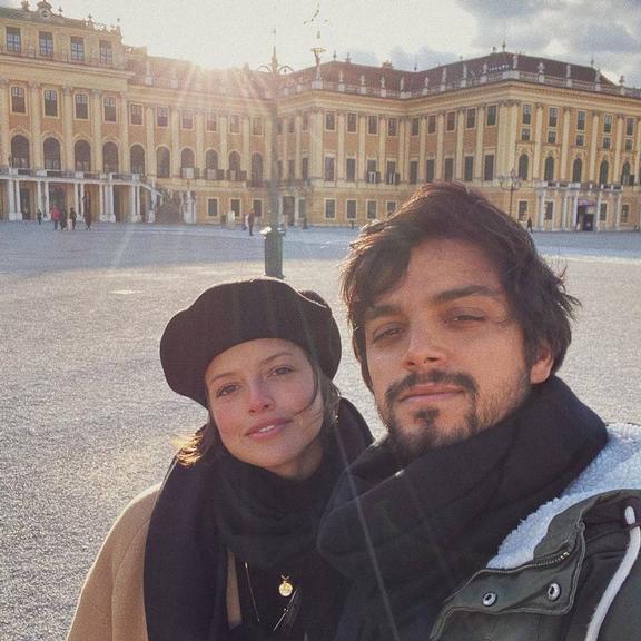 Rodrigo Simas e Agatha Moreira surgem coladinhos durante viagem romântica