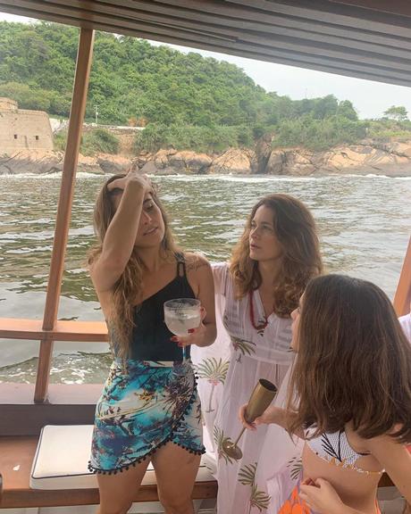 Claudia Abreu celebra o aniversário da filha em passeio de barco