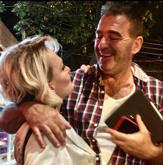 Ana Maria Braga troca olhares apaixonados com o marido em nova foto