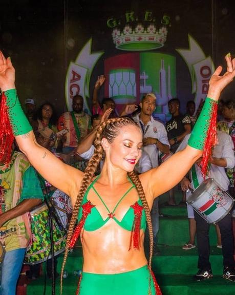 Paolla Oliveira se mostra bem preparada para a chegada do carnaval