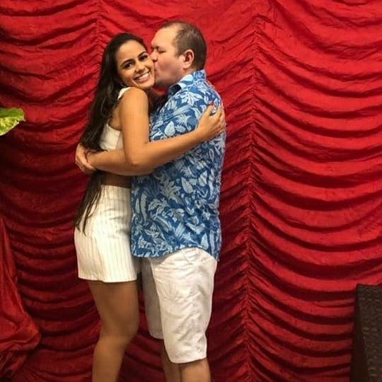 Ximbinha comemora 46 anos com beijão da nova esposa