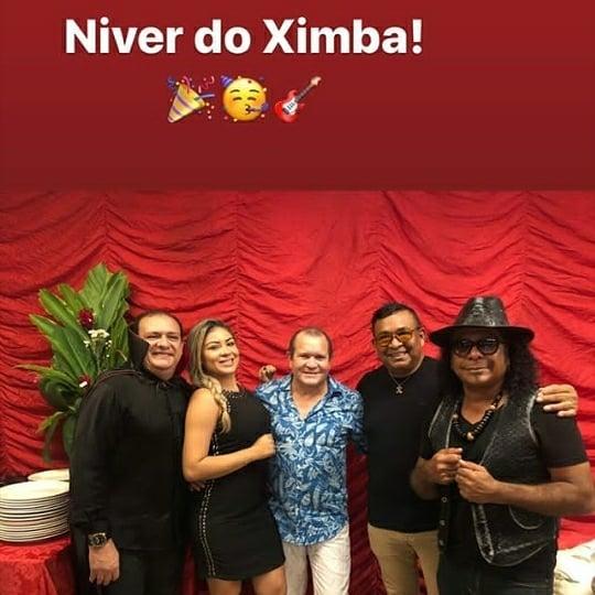 Ximbinha comemora 46 anos com beijão da nova esposa