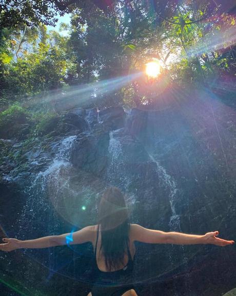 Isis Valverde se refresca em cachoeira em momento de paz