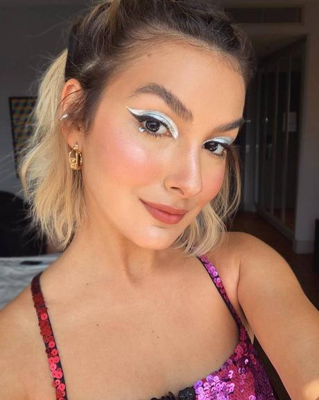 Marina Moschen se mostra preparadíssima para curtir os blocos de carnaval