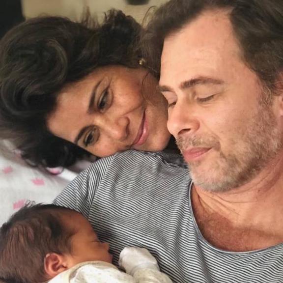 Valeria Alencar e João Vitti posam coladinhos com a neta, Clara Maria