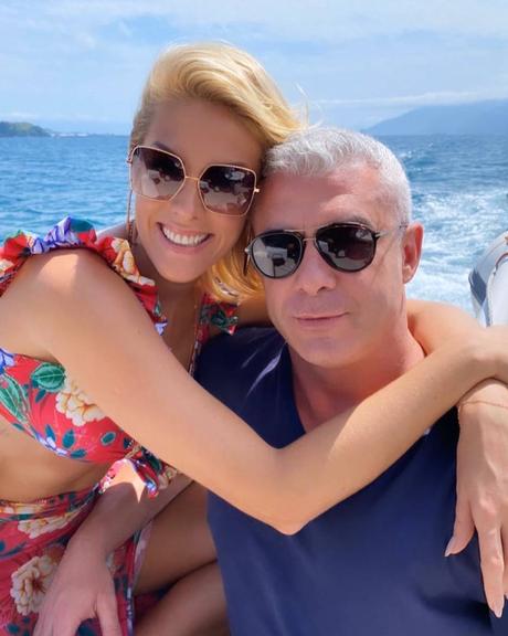 Passeando de barco, Ana Hickmann se declara para o marido, Alexandre Correa