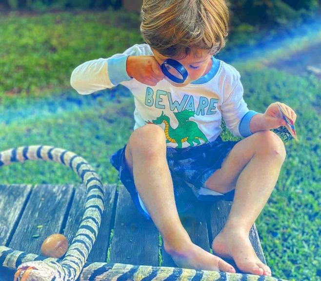 Rafa Brites encanta a web ao clicar o filho brincando no jardim