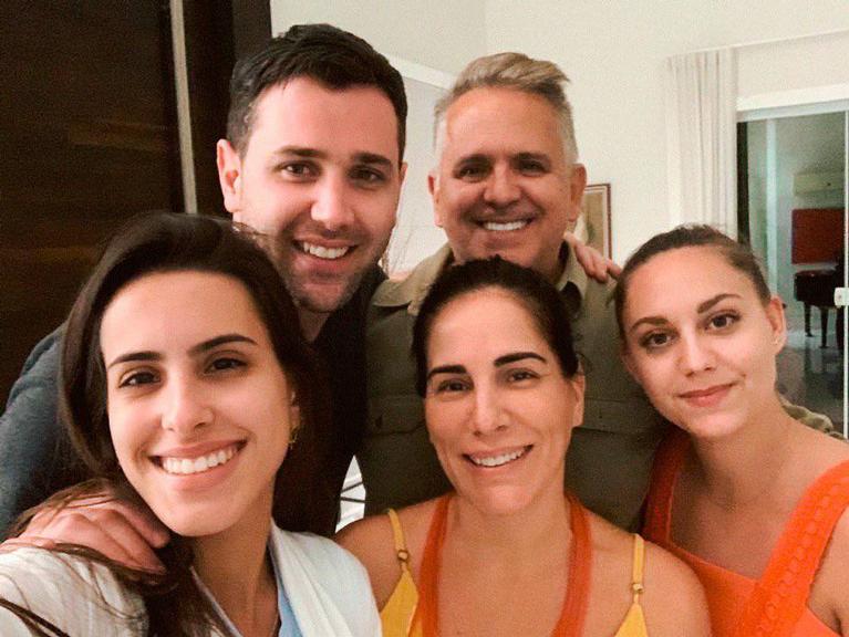 Glórias Pires curte noite com a família reunida e declara seu amor