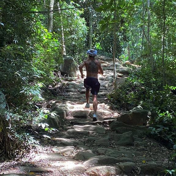 Bem disposto, Kayky Britto faz corrida em meio à natureza