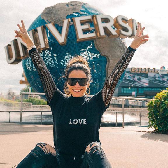 Giovanna Antonelli posa sorridente em momento espontâneo durante viagem