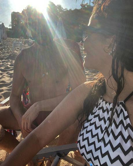 Emanuelle Araujo posa coladinha do namorado em dia de praia