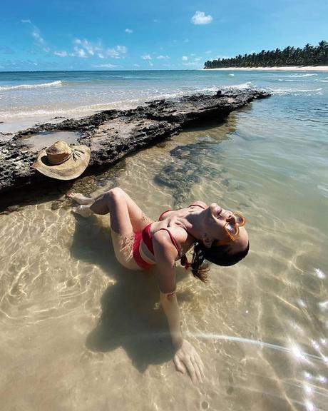 Mariana Ximenes encanta ao surgir em momento espontâneo num cenário paradisíaco