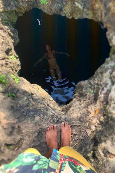 Renato Góes baba pela esposa que surge em piscina natural