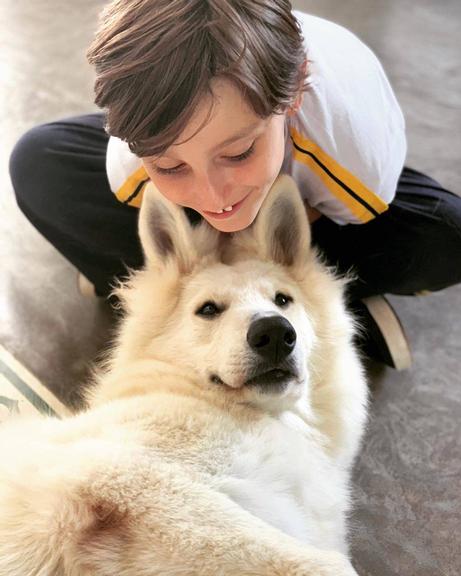 Cris Dias se derrete de amor ao mostrar a alegria do filho brincando com o cachorro