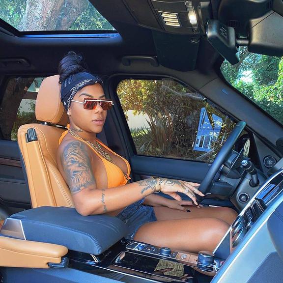 Ludmilla posa plena dentro de carro de luxo e tira onda nas redes sociais