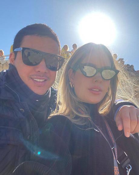 Thyane Dantas e o marido posam com a cara no sol durante viagem à Israel