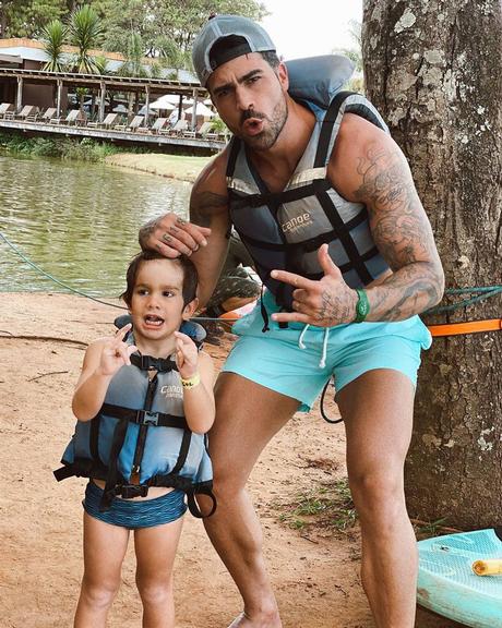 Ex-BBB Rodrigão curte dia de aventura com o filho e encanta a web