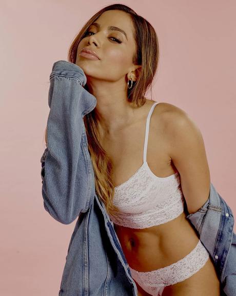 Anitta posa só de lingerie