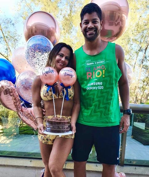 Viviane Araújo comemora 45 anos com o namorado, Guilherme Militão