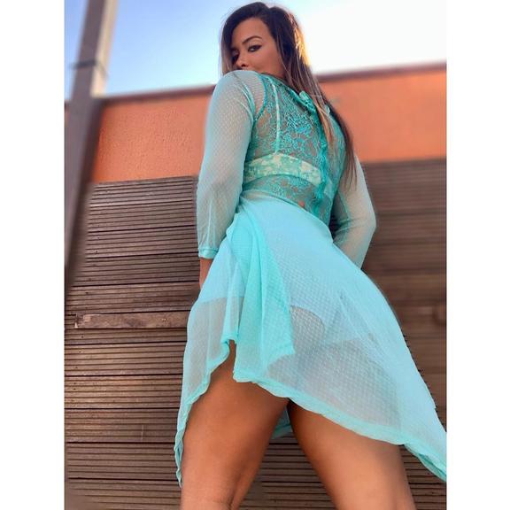 Geisy Arruda mostra frente e verso com vestido transparente