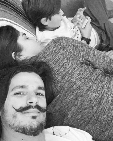 Em família, Priscila Fantin posa coladinha do marido e do filho e encanta a web