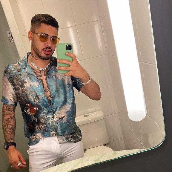 Kevinho deixa volume indiscreto à mostra