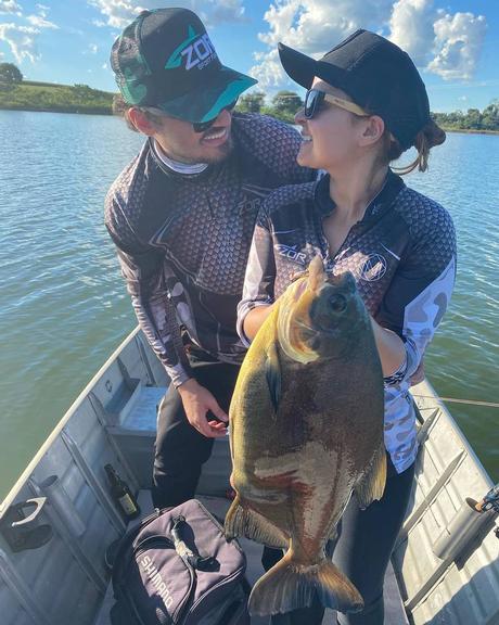 Fernando Zor e Maiara exibem peixão em dia de pescaria e fãs elogiam