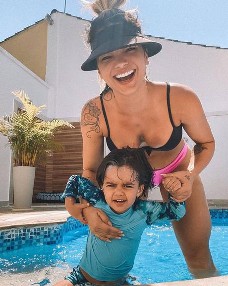 Sextou! Kelly Key se refresca com o caçula em dia de piscina