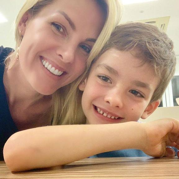 Ana Hickmann declara todo seu amor pelo filho em clique encantador