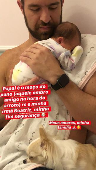 Dany Bananinha registra namorado segurando a filha do casal