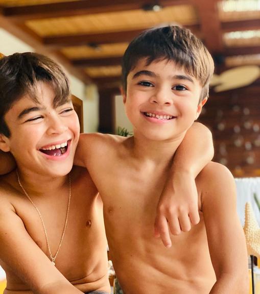 Juliana Paes registra clique encantador dos filhos, Pedro e Antônio