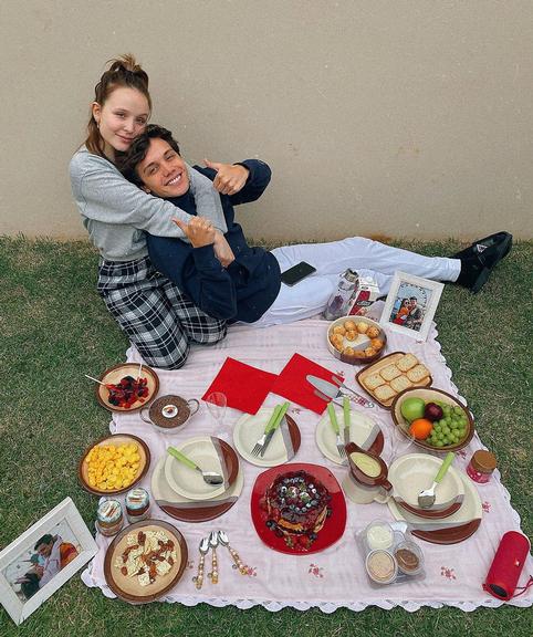 Larissa Manoela e Leo Cidade em momento romântico