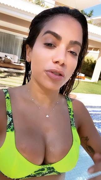 Anitta mostra biquíni usado em malhação que doará para causa do bem