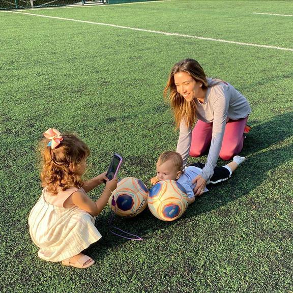 Patrícia Abravanel curte o dia se divertindo com os filhos e encanta a web