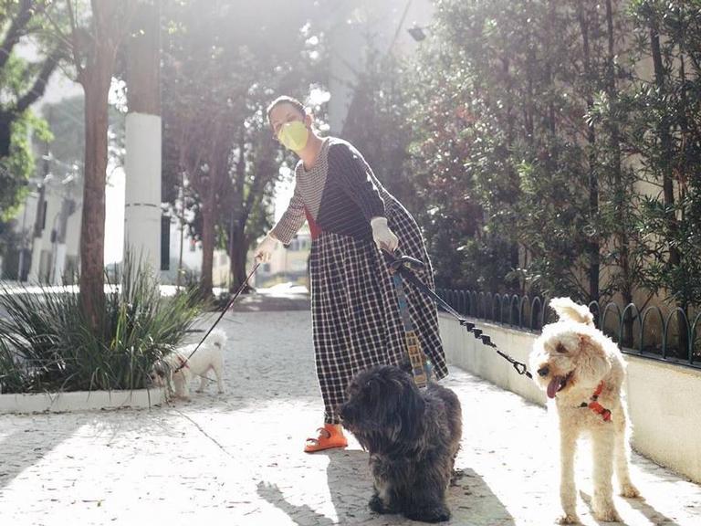 Carolina Ferraz tira o dia para passear com seus pets e faz um texto sobre o assunto