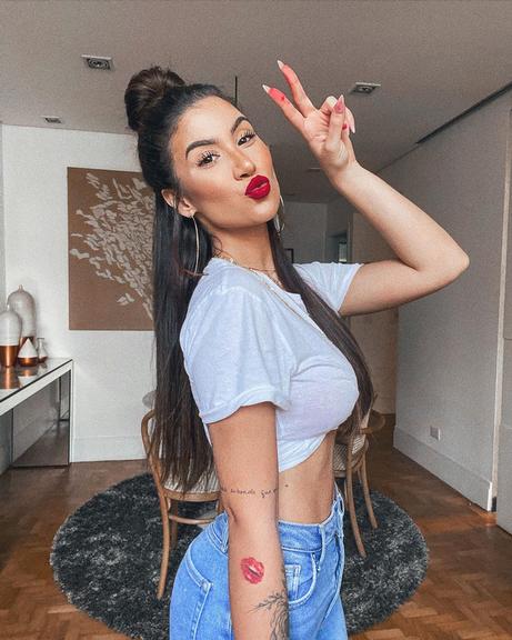 Bianca Andrade posa com barriga sequinha à mostra