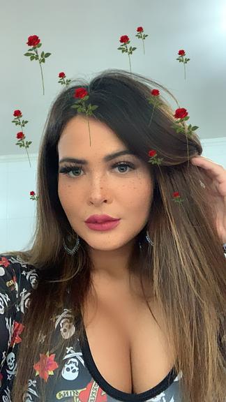 Geisy Arruda arrasa com decotão