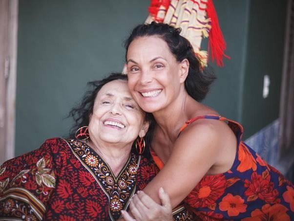 Carolina Ferraz posa coladinha da mãe e presta linda a ela e a suas irmãs