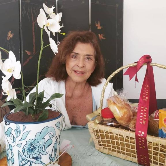 Betty Faria celebra seu aniversário e agradece surpresas de familiares e amigos