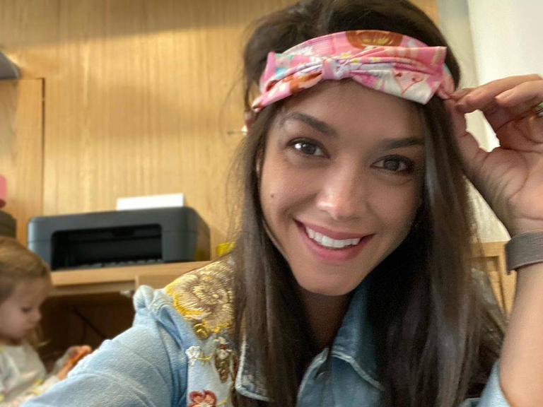 Thais Fersoza surge com penteado ala anos 80 e feito pela filha e se diverte