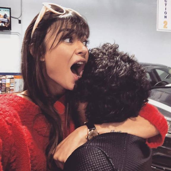 Thaila Ayala resgata cliques dando abraços em amigos e se declara