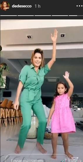 Deborah Secco dança muito com a filha e encanta a internet com fofura