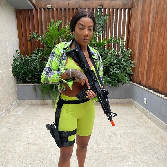 Ludmilla surge com arma de fogo e revela novidade